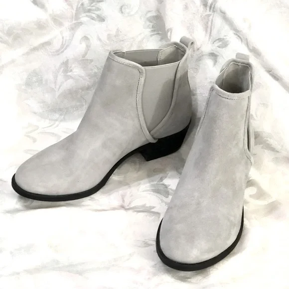 Isaac Mizrahi Live Chelsea Boots Suede Light Grey Cement Gloria sz 10 New No Box - Picture 3 of 11